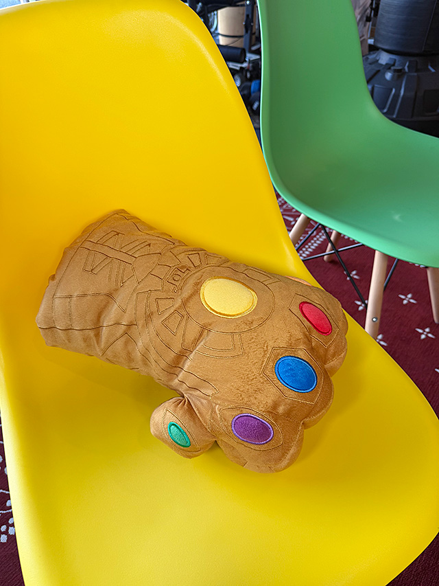 マーベル　アベンジャーズ　エンドゲーム　サノス　インフィニティガントレット　クッション ■ アメリカン雑貨 アメリカ雑貨 爆買 |  | 04