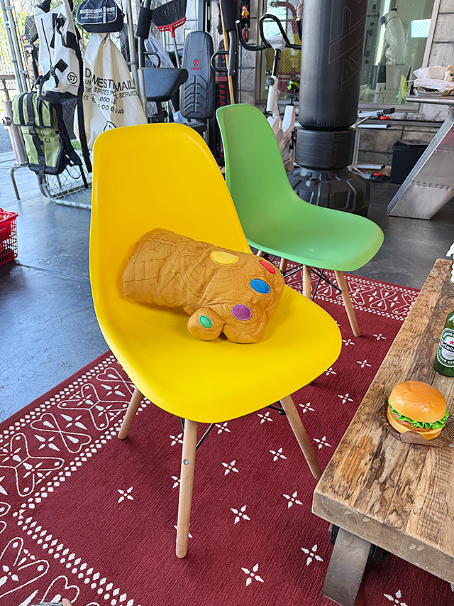 マーベル　アベンジャーズ　エンドゲーム　サノス　インフィニティガントレット　クッション ■ アメリカン雑貨 アメリカ雑貨 爆買 |  | 05