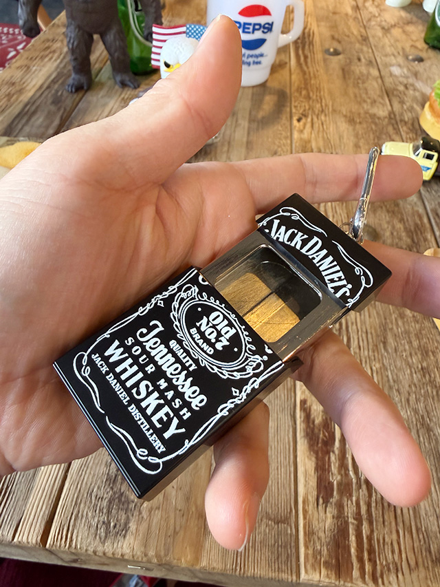 ジャックダニエル　携帯灰皿　カラビナ付き ■ アメリカン雑貨 アメリカ雑貨 |  | 01