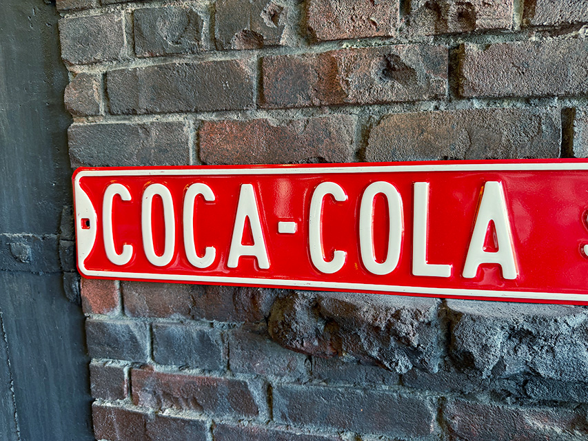 コカ・コーラ　エナメルストリートサイン　ホーロー看板　（COCA-COLA SOLD HERE） ■ アメリカン雑貨 アメリカ雑貨 | Coca Cola | 01