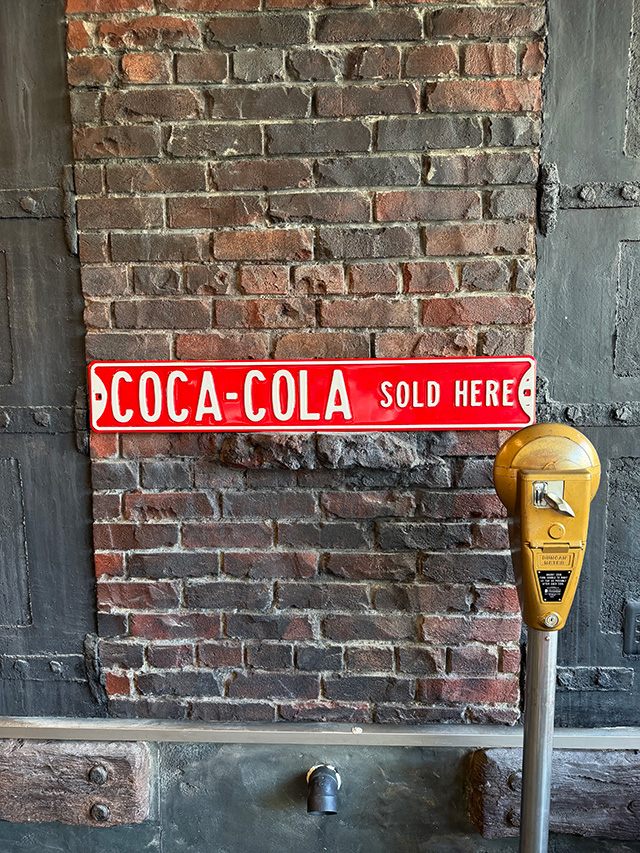 コカ・コーラ　エナメルストリートサイン　ホーロー看板　（COCA-COLA SOLD HERE） ■ アメリカン雑貨 アメリカ雑貨 | Coca Cola | 02