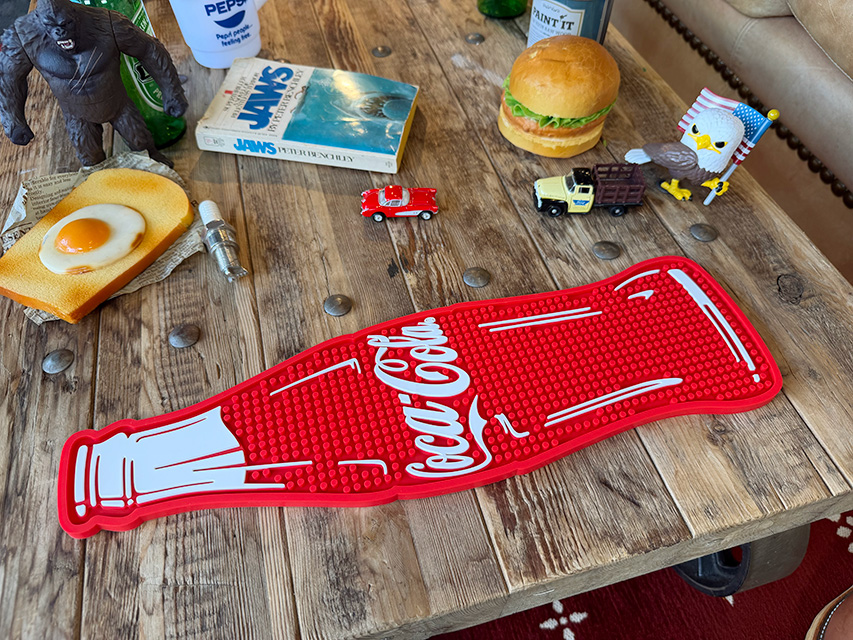 コカ・コーラ　プレイス　バーマット　コンツアーボトル　（レッド） ■ アメリカン雑貨 アメリカ雑貨 | Coca Cola