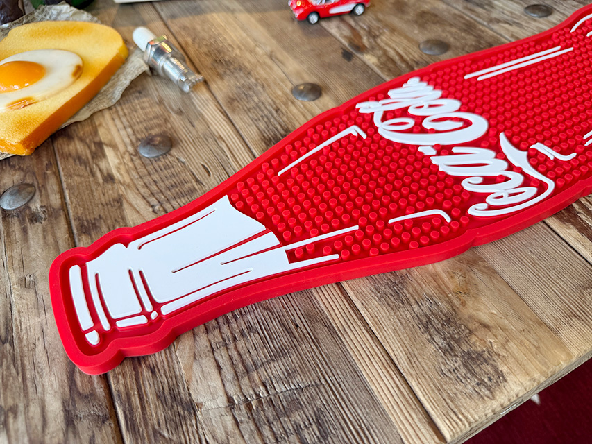 コカ・コーラ　プレイス　バーマット　コンツアーボトル　（レッド） ■ アメリカン雑貨 アメリカ雑貨 | Coca Cola | 01