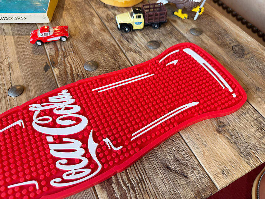 コカ・コーラ　プレイス　バーマット　コンツアーボトル　（レッド） ■ アメリカン雑貨 アメリカ雑貨 | Coca Cola | 02