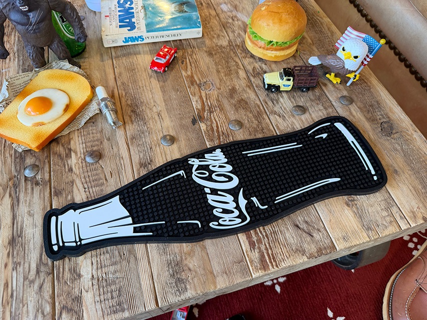 コカ・コーラ　プレイス　バーマット　コンツアーボトル　（ブラック） ■ アメリカン雑貨 アメリカ雑貨 | Coca Cola