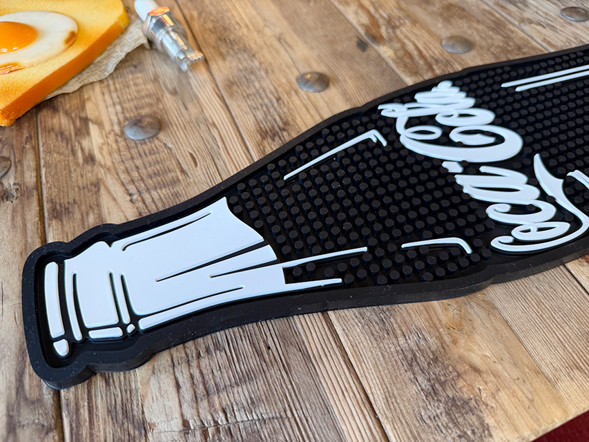 コカ・コーラ　プレイス　バーマット　コンツアーボトル　（ブラック） ■ アメリカン雑貨 アメリカ雑貨 | Coca Cola | 01