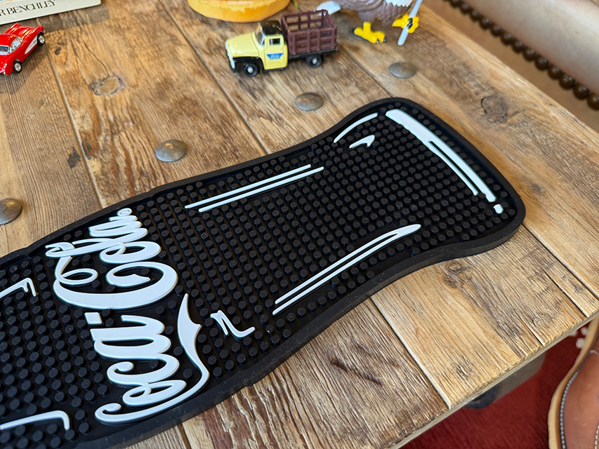 コカ・コーラ　プレイス　バーマット　コンツアーボトル　（ブラック） ■ アメリカン雑貨 アメリカ雑貨 | Coca Cola | 02