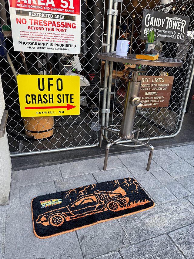 映画　バック・トゥ・ザ・フューチャー　デロリアン　ルームマット　タフトマット　室内用 ■ アメリカン雑貨 アメリカ雑貨 爆買 |  | 04