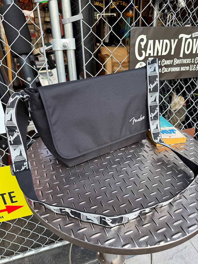 フェンダー　オフィシャル　フラップ　ショルダーバッグ　（Lサイズ/グレーストラップ）　FENDER ■ アメリカン雑貨 アメリカ雑貨 |  | 06
