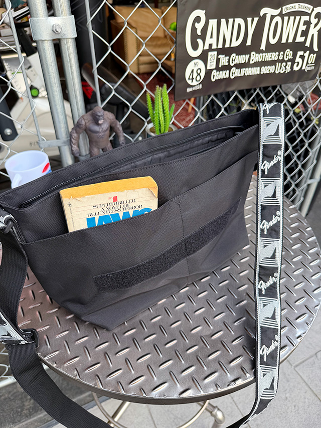 フェンダー　オフィシャル　フラップ　ショルダーバッグ　（Lサイズ/グレーストラップ）　FENDER ■ アメリカン雑貨 アメリカ雑貨 |  | 09