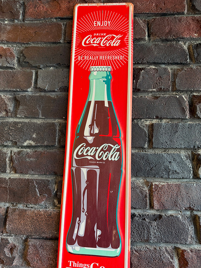 コカ・コーラ　ロング　エンボス　ティンサイン　（縦型ボトルサイン） ■ アメリカン雑貨 アメリカ雑貨 | Coca Cola | 01