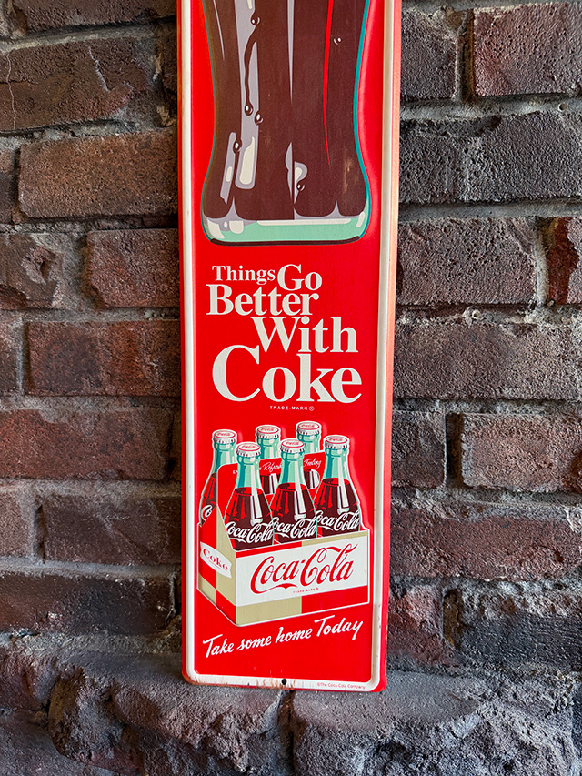 コカ・コーラ　ロング　エンボス　ティンサイン　（縦型ボトルサイン） ■ アメリカン雑貨 アメリカ雑貨 | Coca Cola | 02