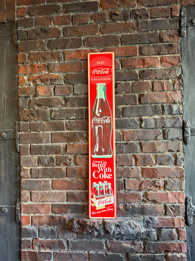 コカ・コーラ　ロング　エンボス　ティンサイン　（縦型ボトルサイン） ■ アメリカン雑貨 アメリカ雑貨 | Coca Cola | 03