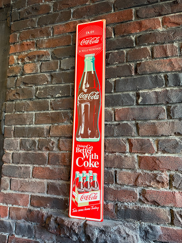 コカ・コーラ　ロング　エンボス　ティンサイン　（縦型ボトルサイン） ■ アメリカン雑貨 アメリカ雑貨 | Coca Cola | 04