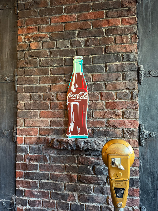 コカ・コーラ　コンツアーボトル　エンボス　ティンサイン　（ボトルシェイプ） ■ アメリカン雑貨 アメリカ雑貨 | Coca Cola | 01