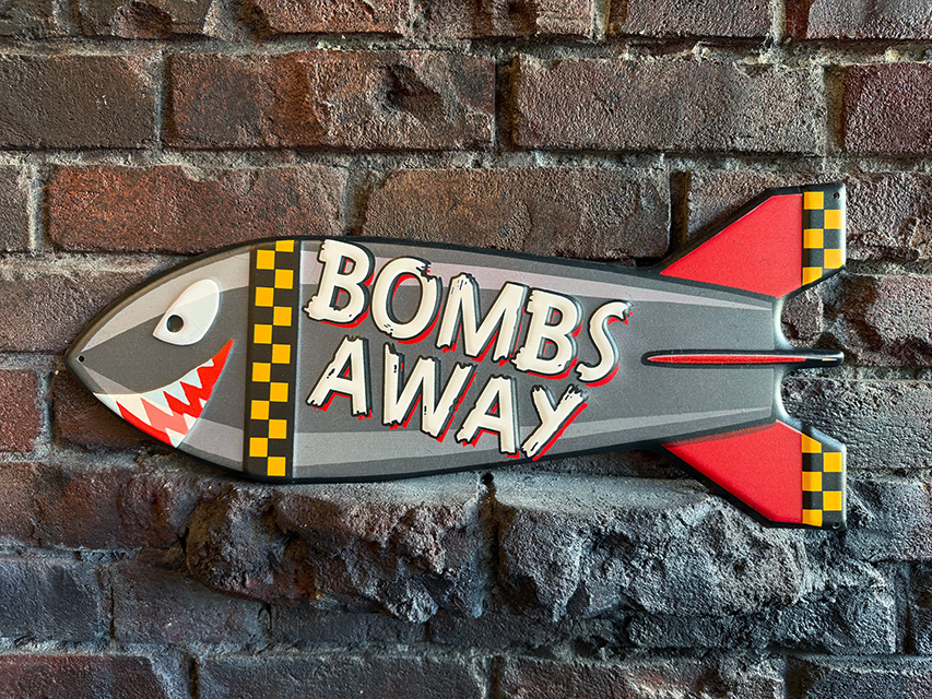 シャークボム　爆弾型　エンボス　ティンサイン　ミリタリー　ブリキ看板 ■ アメリカン雑貨 アメリカ雑貨 | 