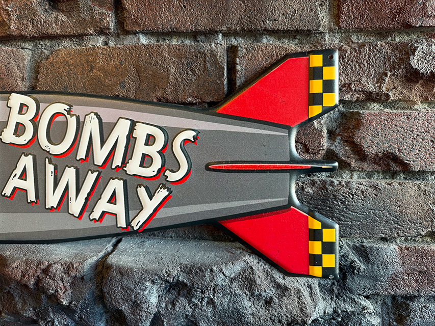 シャークボム　爆弾型　エンボス　ティンサイン　ミリタリー　ブリキ看板 ■ アメリカン雑貨 アメリカ雑貨 |  | 02