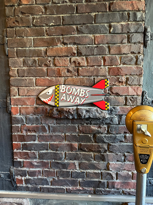 シャークボム　爆弾型　エンボス　ティンサイン　ミリタリー　ブリキ看板 ■ アメリカン雑貨 アメリカ雑貨 |  | 03