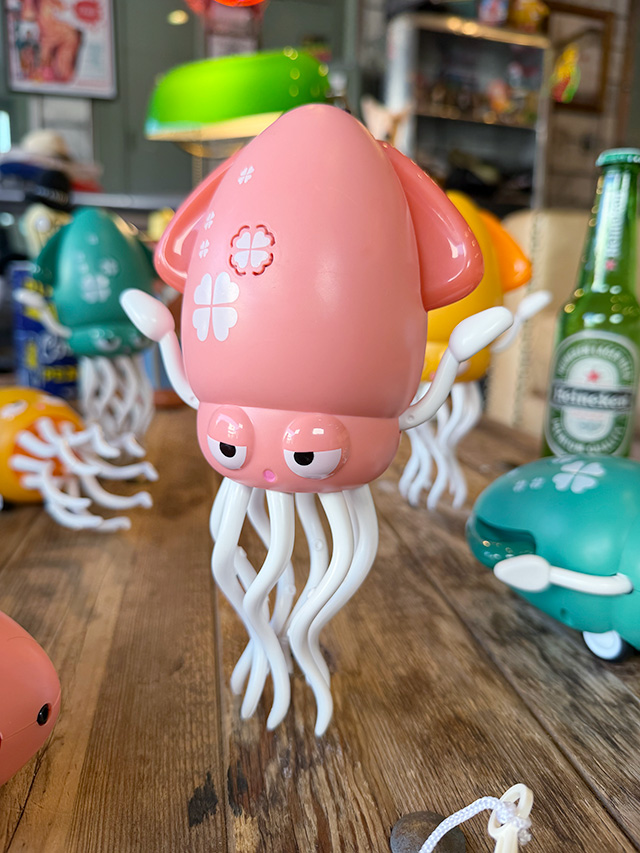 不思議な動きがクセになる　ゆらゆらイカちゃん　（ピンク）　ペットの遊び相手にも！ ■ アメリカ雑貨 アメリカン雑貨 | 