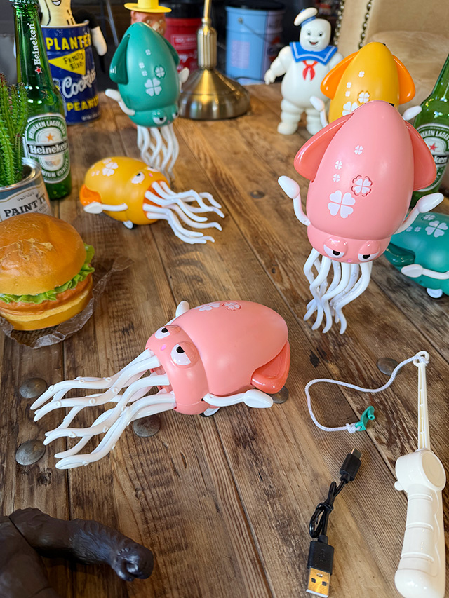 不思議な動きがクセになる　ゆらゆらイカちゃん　（ピンク）　ペットの遊び相手にも！ ■ アメリカ雑貨 アメリカン雑貨 |  | 01