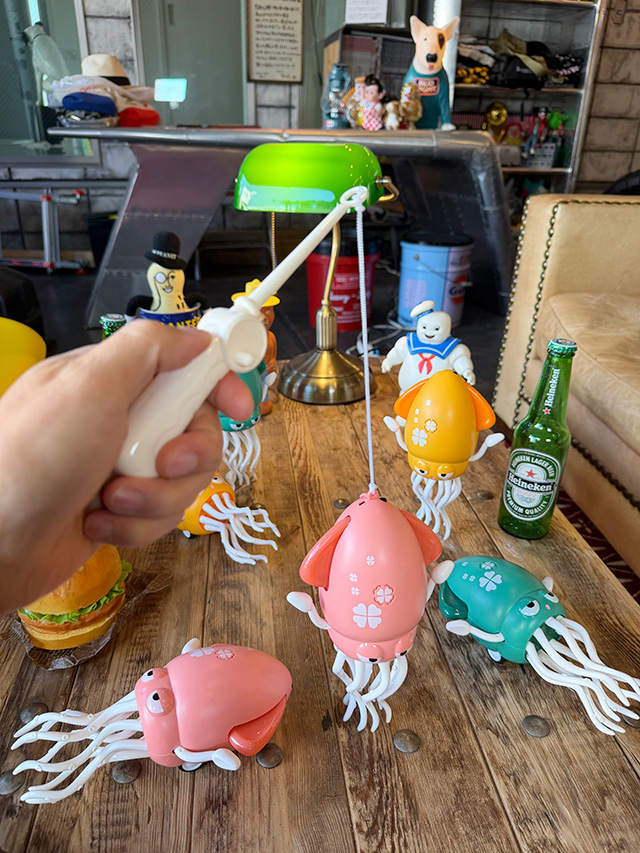 不思議な動きがクセになる　ゆらゆらイカちゃん　（ピンク）　ペットの遊び相手にも！ ■ アメリカ雑貨 アメリカン雑貨 |  | 03