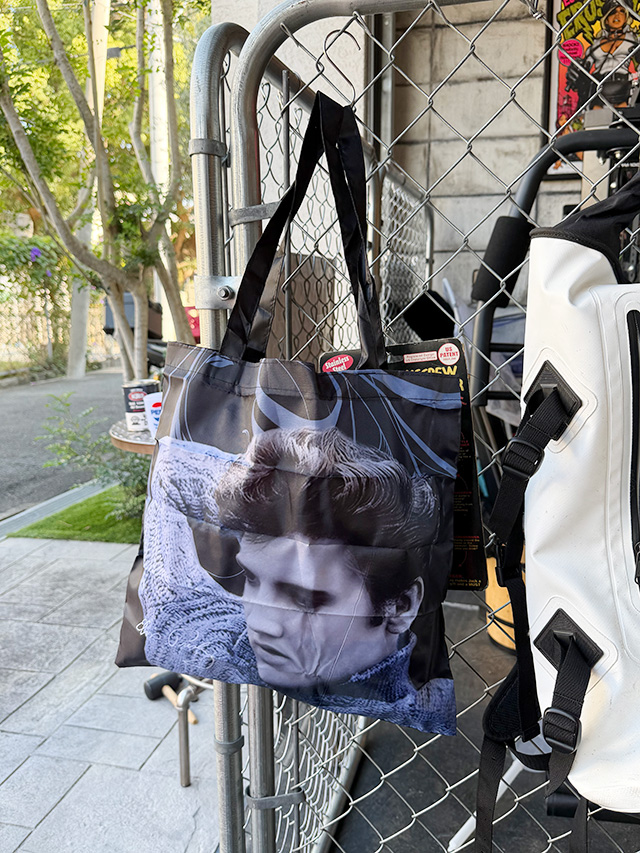 エルヴィス・プレスリー　ショッピングバッグ　収納ポーチ付き　（Blue Sweater）　公式グッズ ■ アメリカン雑貨 アメリカ雑貨 |  | 05