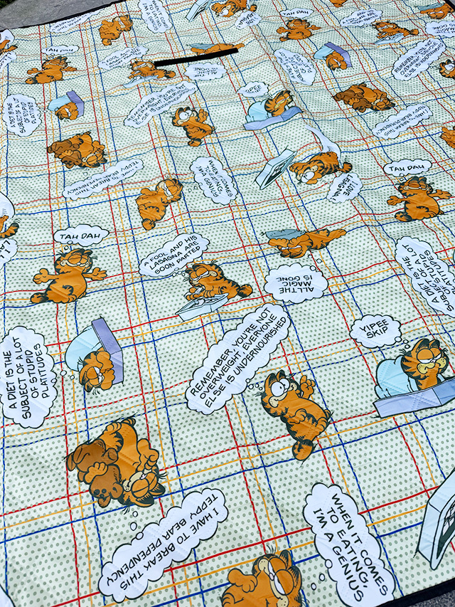 ガーフィールド　フォルダブル　ピクニックシート　150cm×150cm　レジャーシート ■ アメリカン雑貨 アメリカ雑貨 |  | 03