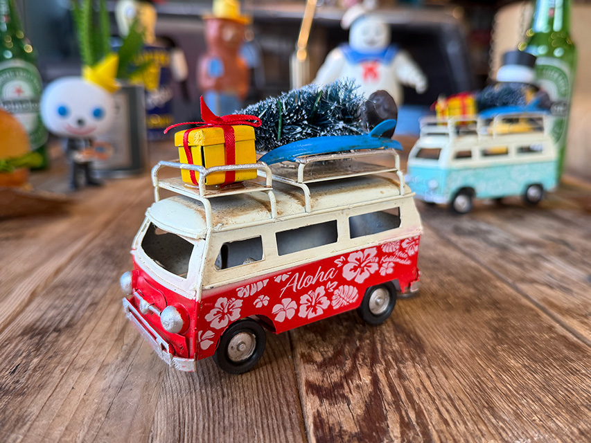 ハワイアン　クリスマス　ワーゲンバス　ミニ　ブリキオブジェ　（レッド） ■ アメリカン雑貨 アメリカ雑貨 | 