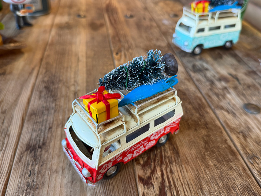 ハワイアン　クリスマス　ワーゲンバス　ミニ　ブリキオブジェ　（レッド） ■ アメリカン雑貨 アメリカ雑貨 |  | 01