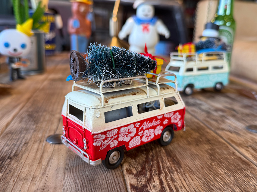 ハワイアン　クリスマス　ワーゲンバス　ミニ　ブリキオブジェ　（レッド） ■ アメリカン雑貨 アメリカ雑貨 |  | 02