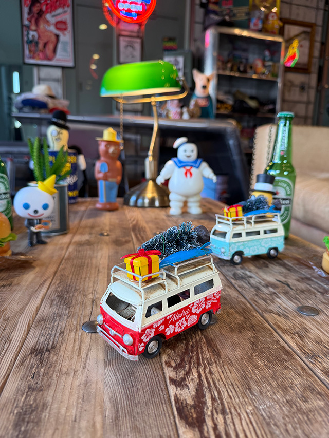 ハワイアン　クリスマス　ワーゲンバス　ミニ　ブリキオブジェ　（レッド） ■ アメリカン雑貨 アメリカ雑貨 |  | 03