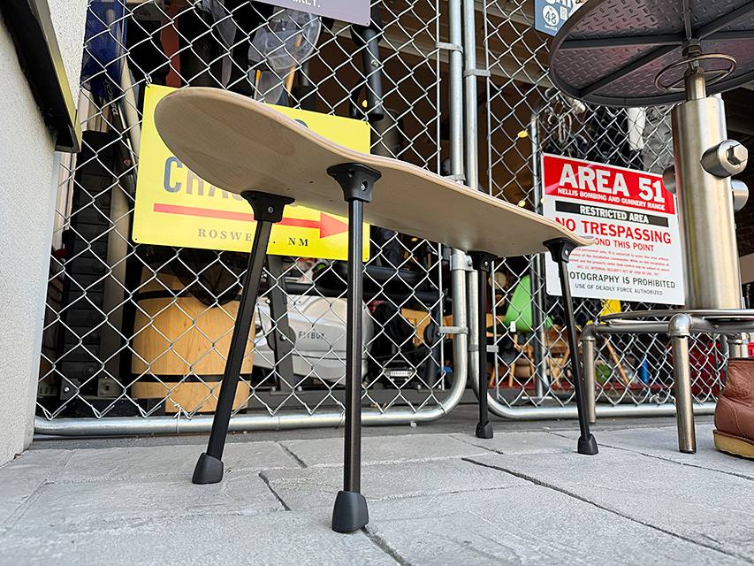 シャイネス　スカンキッド　スケートボードデッキ　フォルディングテーブル　スケボーテーブル ■ アメリカン雑貨 アメリカ雑貨 |  | 03