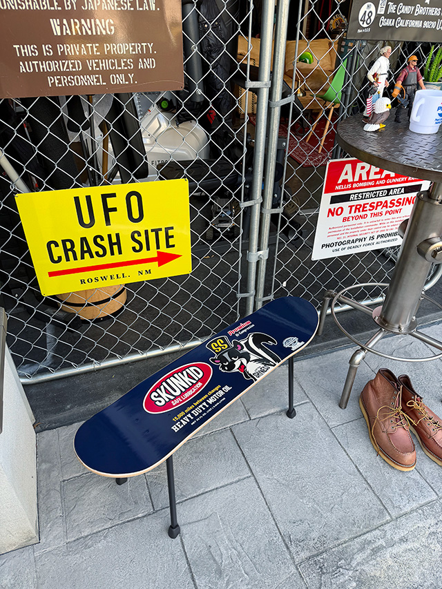 シャイネス　スカンキッド　スケートボードデッキ　フォルディングテーブル　スケボーテーブル ■ アメリカン雑貨 アメリカ雑貨 |  | 04