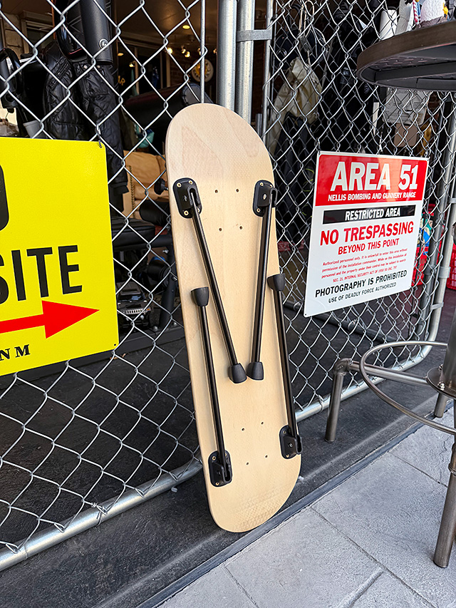 シャイネス　スカンキッド　スケートボードデッキ　フォルディングテーブル　スケボーテーブル ■ アメリカン雑貨 アメリカ雑貨 |  | 05