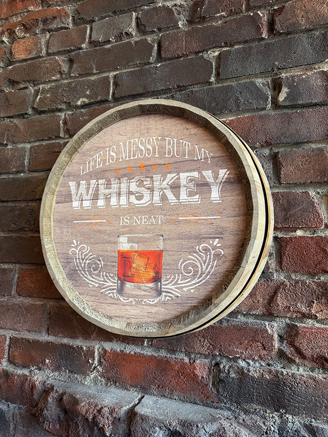 ウイスキー樽　ウォールディスプレイ　（人生はぐちゃぐちゃだけど、ウイスキーだけはキレイなんだよ） ■ アメリカン雑貨 アメリカ雑貨 | 