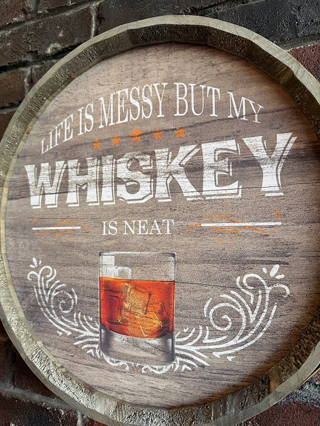 ウイスキー樽　ウォールディスプレイ　（人生はぐちゃぐちゃだけど、ウイスキーだけはキレイなんだよ） ■ アメリカン雑貨 アメリカ雑貨 |  | 01