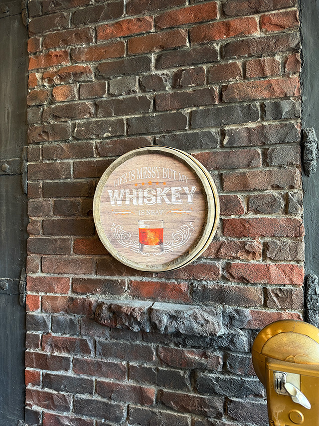 ウイスキー樽　ウォールディスプレイ　（人生はぐちゃぐちゃだけど、ウイスキーだけはキレイなんだよ） ■ アメリカン雑貨 アメリカ雑貨 |  | 02