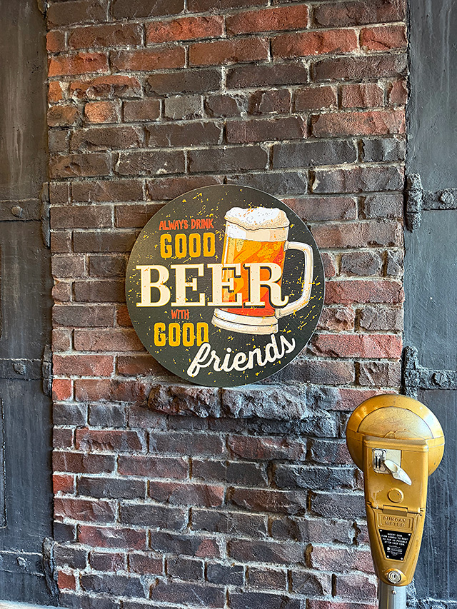 「いいビールは、いい友だちと飲むべし」　旨いビールのウッドサイン　ラウンド型　木製看板 ■ アメリカン雑貨 アメリカ雑貨 |  | 01