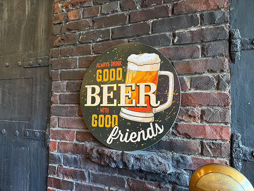 「いいビールは、いい友だちと飲むべし」　旨いビールのウッドサイン　ラウンド型　木製看板 ■ アメリカン雑貨 アメリカ雑貨 |  | 03