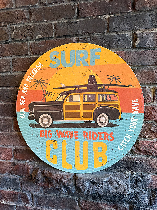 ビッグウェーブライダー　サーフクラブのウッドサイン　ラウンド型　木製看板 ■ アメリカン雑貨 アメリカ雑貨 | 