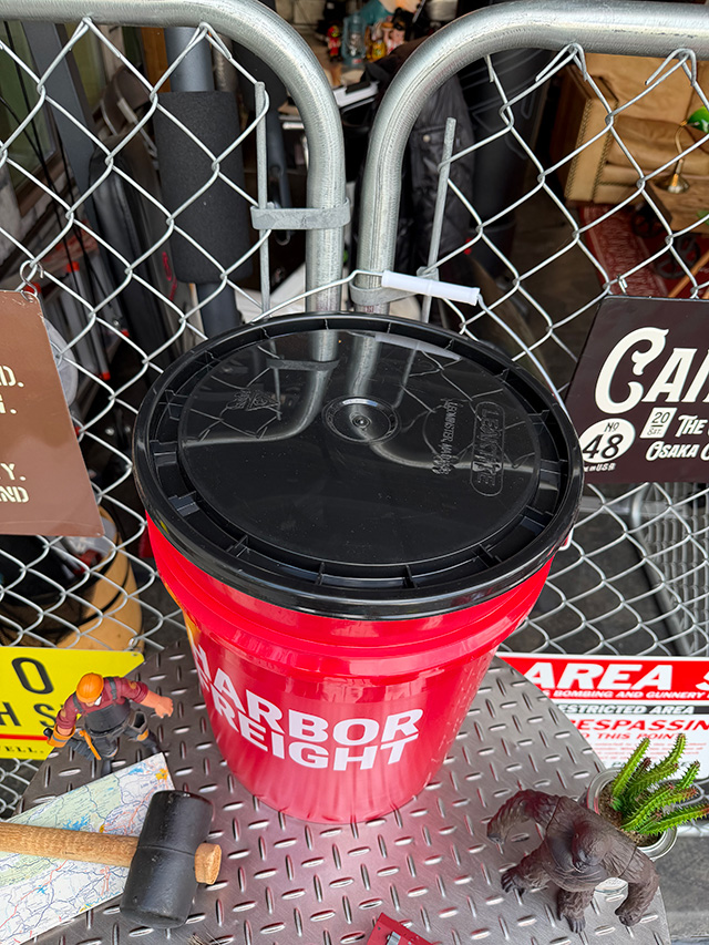 ハーバーフレイト　5ガロンバケツ　18Lサイズ　（フタ付き）　MADE IN U.S.A.　アメリカのバケツ ■ アメリカ雑貨 アメリカン雑貨 |  | 01