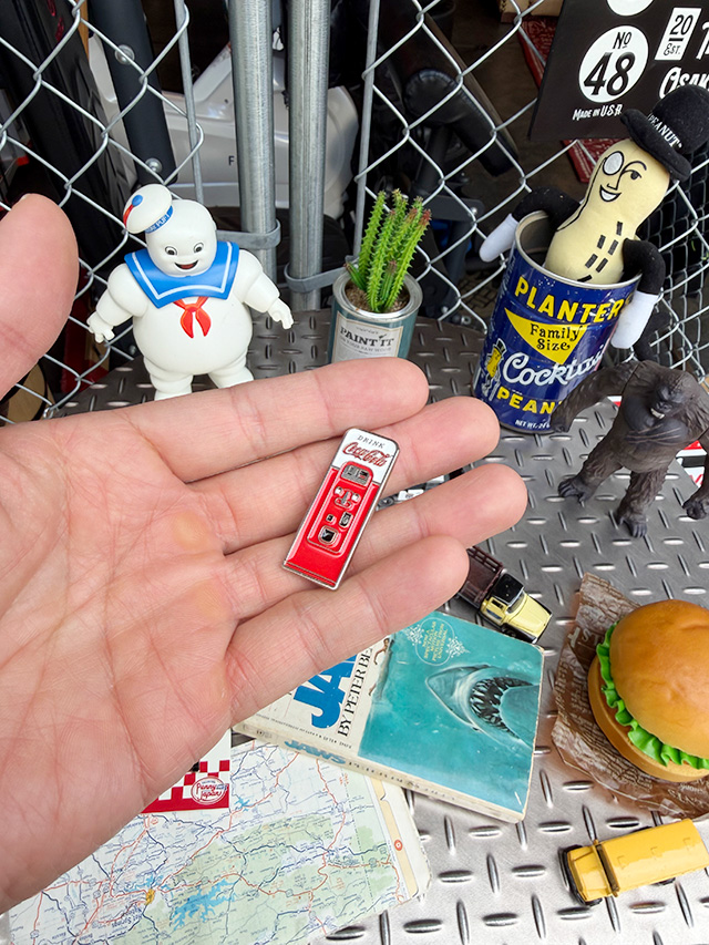 コカ・コーラ　ピンバッジ　（ベンディングマシン）　ピンズ ■ アメリカ雑貨 アメリカン雑貨 | Coca Cola | 02