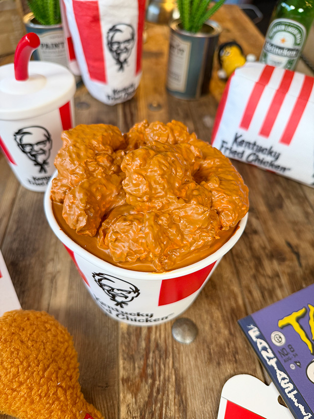 KFC　ケンタッキーフライドチキン　ソフビ　（フライドチキン10ピースバーレル）　単品　犬用オモチャ　ドッグトイ |  | 01