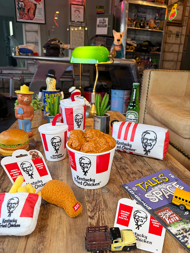 KFC　ケンタッキーフライドチキン　ソフビ　（フライドチキン10ピースバーレル）　単品　犬用オモチャ　ドッグトイ |  | 02