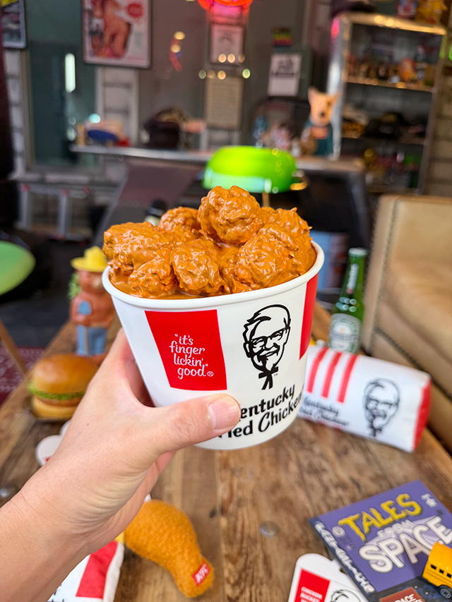 KFC　ケンタッキーフライドチキン　ソフビ　（フライドチキン10ピースバーレル）　単品　犬用オモチャ　ドッグトイ |  | 03