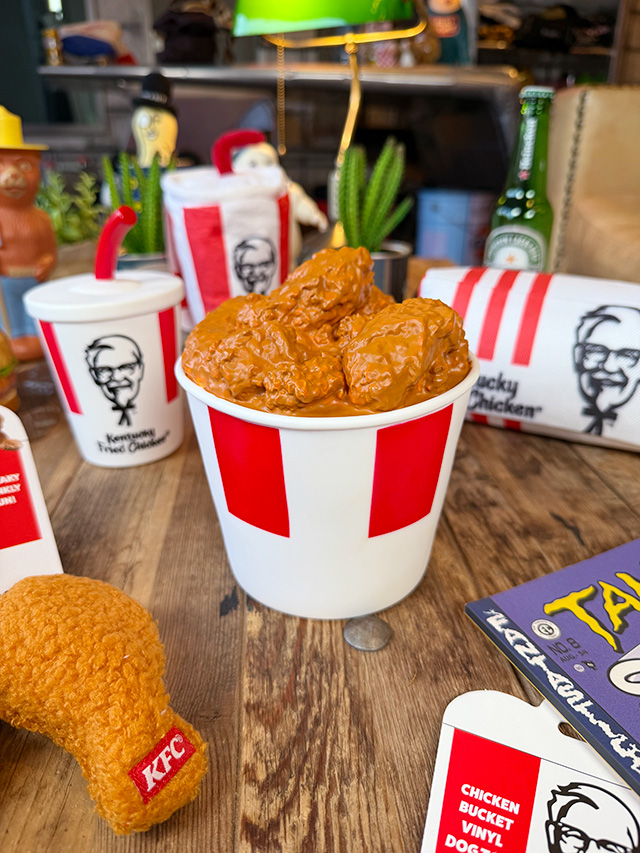 KFC　ケンタッキーフライドチキン　ソフビ　（フライドチキン10ピースバーレル）　単品　犬用オモチャ　ドッグトイ |  | 04