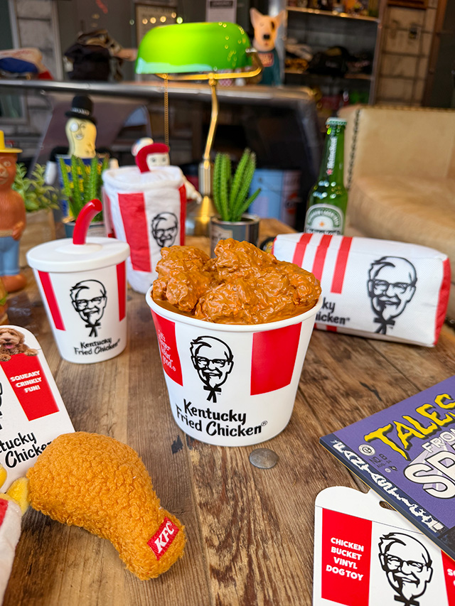 KFC　ケンタッキーフライドチキン　ソフビ　（フライドチキン10ピースバーレル）　単品　犬用オモチャ　ドッグトイ |  | 05
