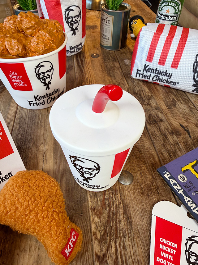 KFC　ケンタッキーフライドチキン　ソフビ　（ドリンク）　単品　犬用オモチャ　ドッグトイ ■ アメリカン雑貨 アメリカ雑貨 |  | 01