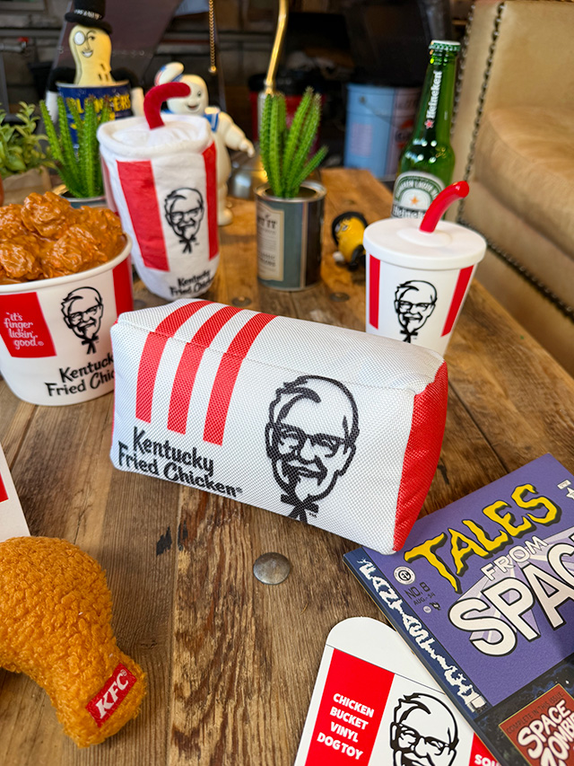KFC　ケンタッキーフライドチキン　ぬいぐるみ　（パッケージ）　単品　犬用オモチャ　ドッグトイ ■ アメリカン雑貨 アメリカ雑貨 | 