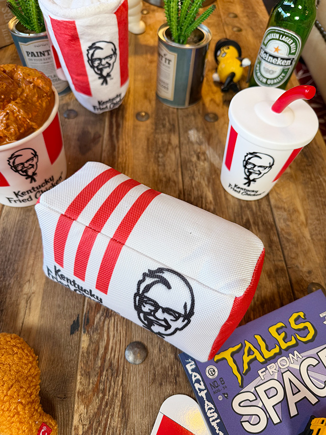 KFC　ケンタッキーフライドチキン　ぬいぐるみ　（パッケージ）　単品　犬用オモチャ　ドッグトイ ■ アメリカン雑貨 アメリカ雑貨 |  | 01